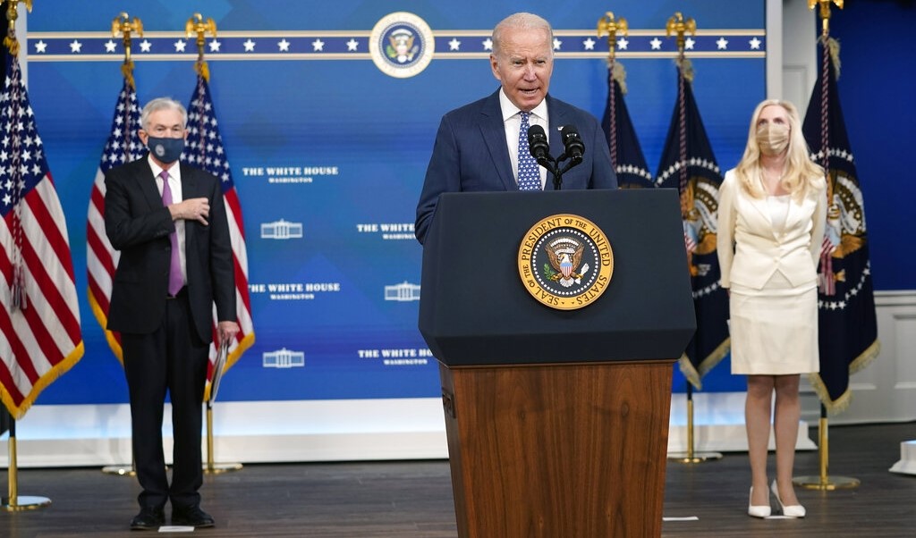 US president Biden is presenting and Fed Chairman Powell is standing behind showing the nomination of next Fed Chairman will be Powell
