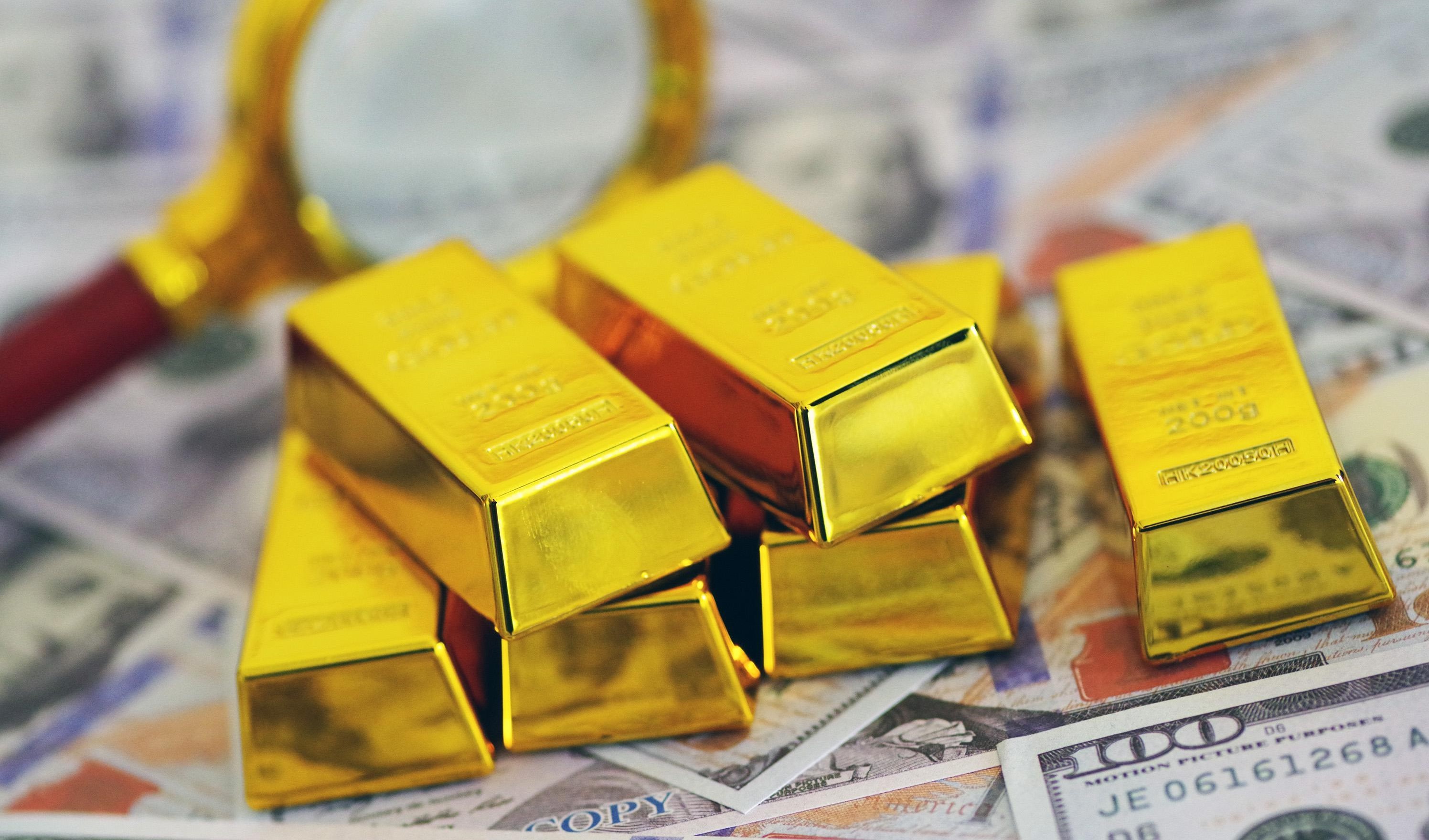 gold bars are placing on US dollars, which is attractive to traders