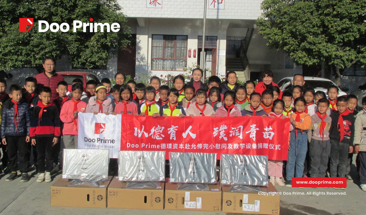Many primary school students and teachers is holding a banner that provided by Doo Prime and taking a group photo