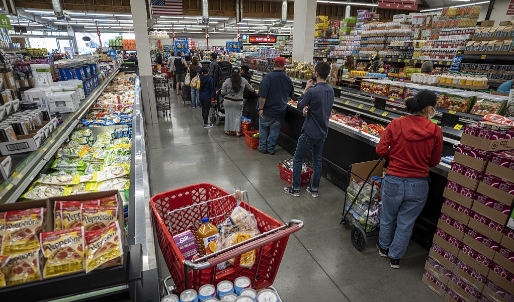 Many American is lining up and purchasing in supermarket, which shows a strong consuming power and high inflation.